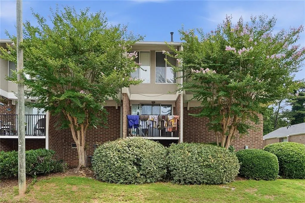 3 bed, 2.5 bath, 1458 sqft, $1,900 — Photo 2