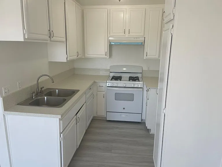 333 W Lexington Dr — Photo 12