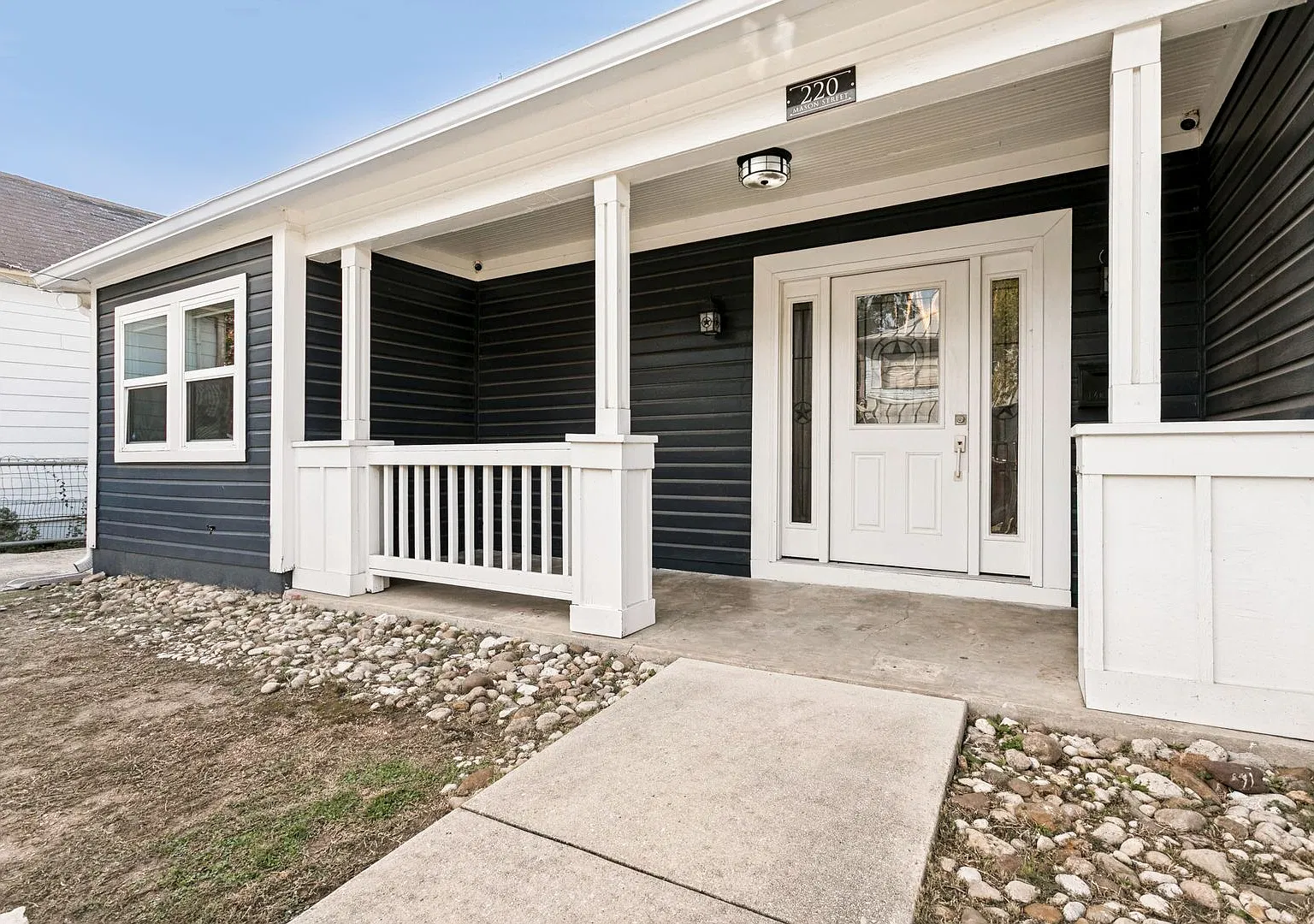 Renovated 3-Bedroom Home Walking Distance To Pearl — Photo 4