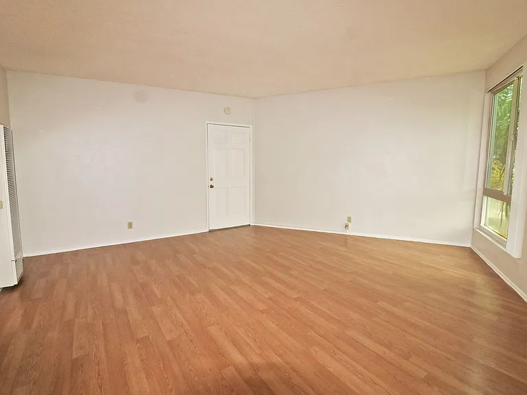 1834 Mission Ave — Photo 4