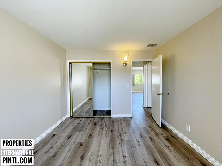 2851 Montrose Ave — Photo 25