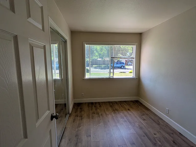 2118 Huron Dr — Photo 8