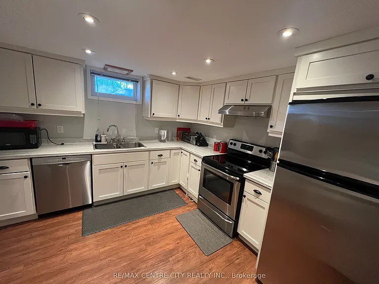 74 Brentwood Cres — Photo 31