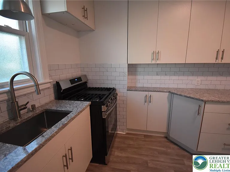 204 N 9th St — Photo 15