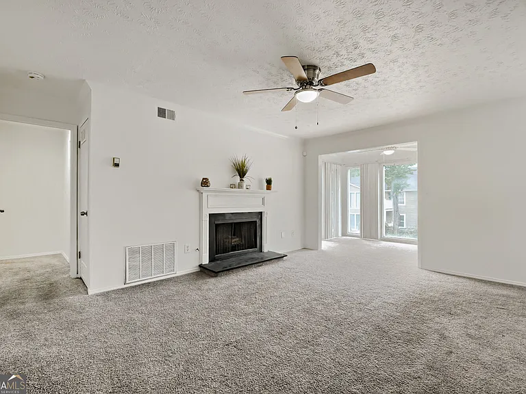 905 Augusta Dr SE — Photo 4