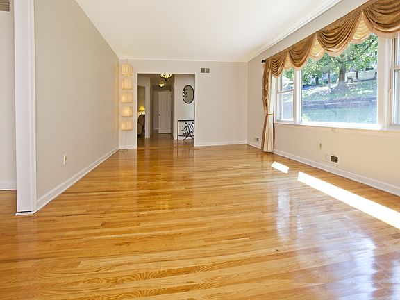 Living rm w picture window