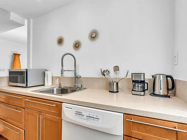 10004 E Bay Harbor Dr #9 — Photo 7