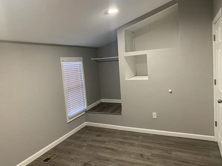 140 N Oak St — Photo 8