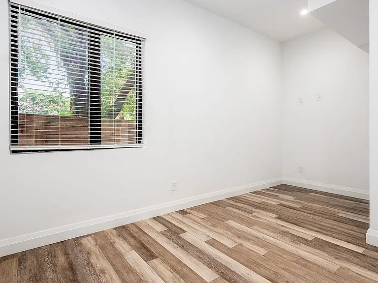 190 College Aly — Photo 19