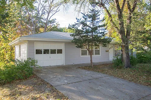 1207 White Oak Ln Photo 1