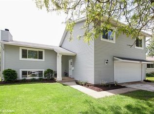 2737 Wild Plum St, Woodridge, IL 60517