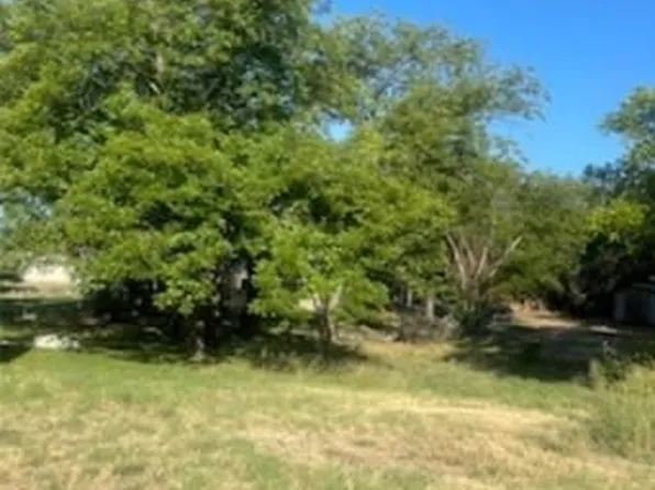 801 W Avenue B #2, Lampasas, TX 76550