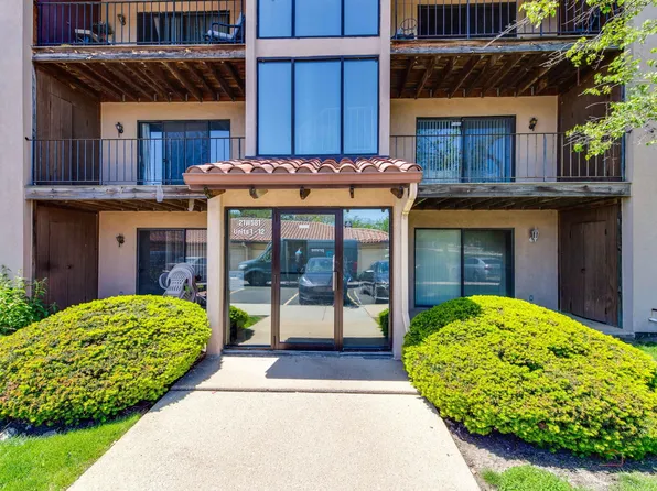 21W581 North Ave APT 5, Lombard, IL 60148