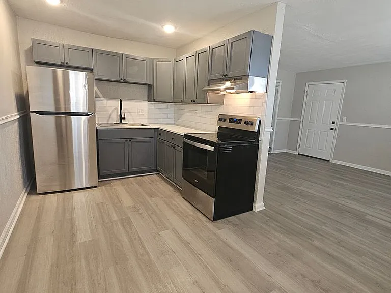 3410 Heatherton Dr — Photo 2