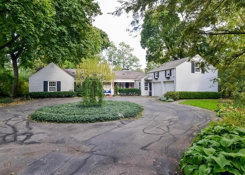 650 Plymouth Road SE, 4 Bedrooms, 4 Bathrooms, Approx. 2922 Sq Ft.