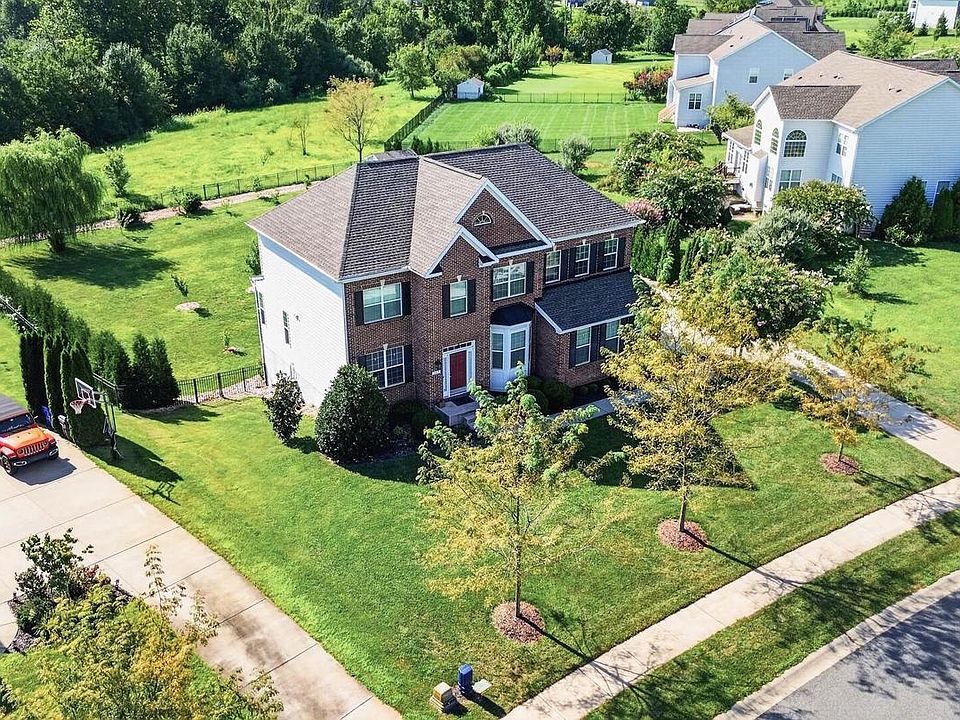 1st image of 202 Stover Ct