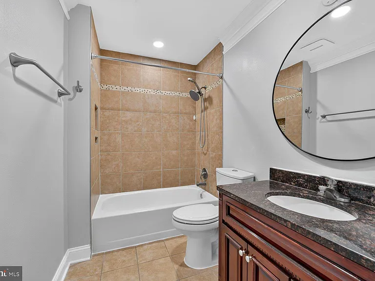 103 Saint Charles Sq — Photo 9
