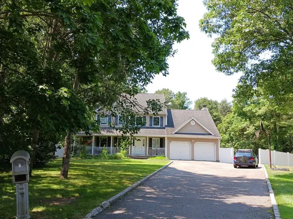 6 Parnell Ln, Port Jefferson Station, NY 11776