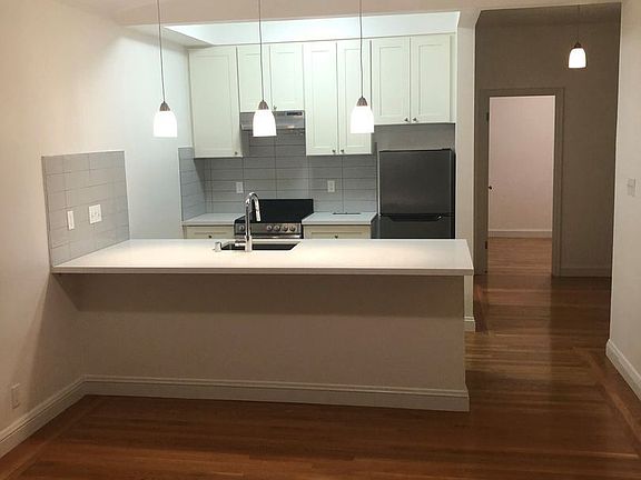 2nd image of 3720 Fillmore St #102