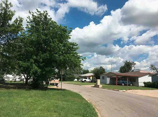 2nd image of 520 NW Greenmeadow Dr
