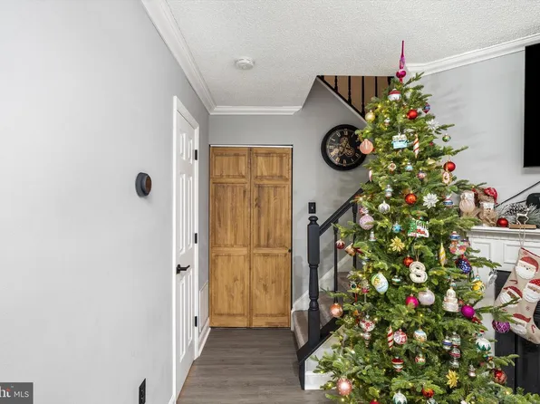 38 Chambord Ct, Hamilton, NJ 08619