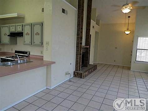 5th image of 883 Melville Ln
