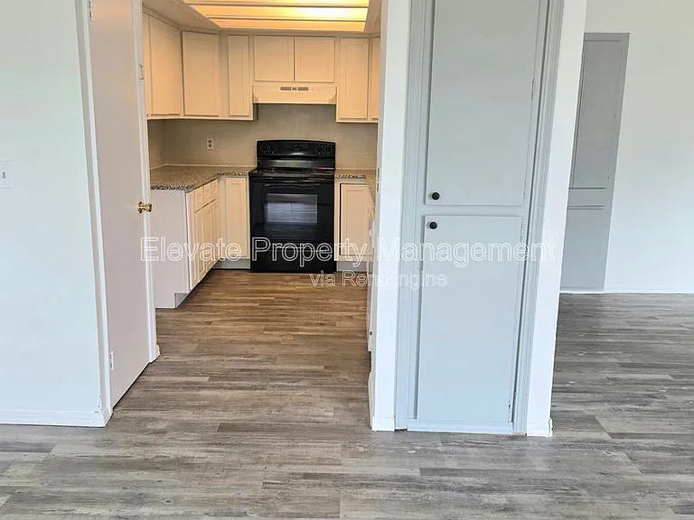524 Westwood Ct — Photo 3