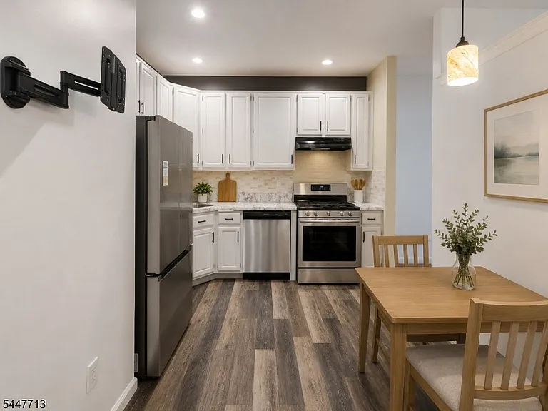1104 Oakcroft Ln — Photo 4