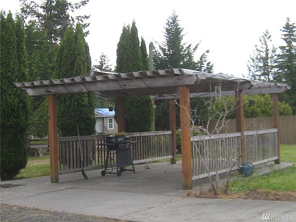 A nice covered patio with room to barbecue!