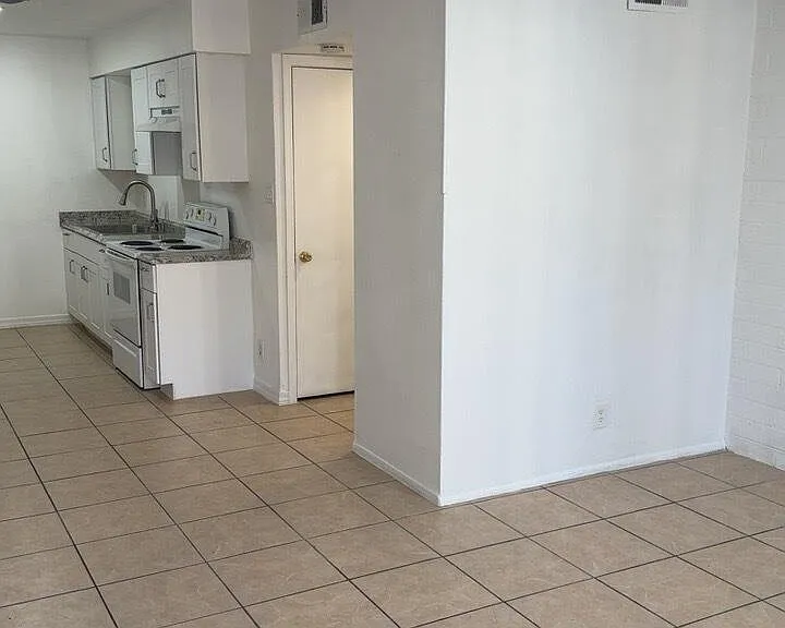 2028 W Cactus Rd #B — Photo 4