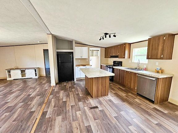 5th image of 1032 Reeves Rd