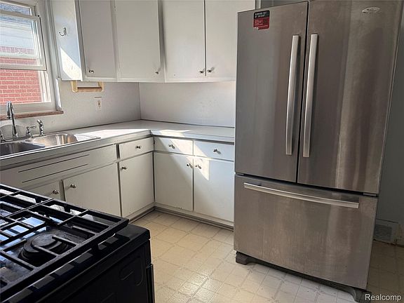 5th image of 6198 Robindale Ave