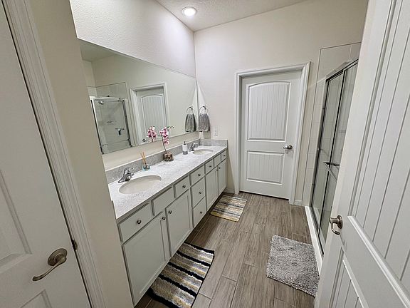 En suite Master Bathroom