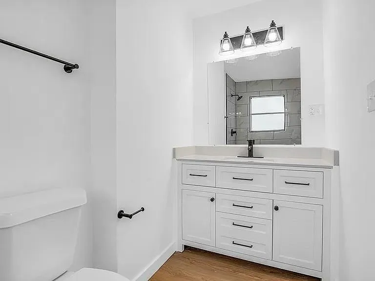 290 E Smith St — Photo 30