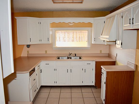 5th image of 915 E Park Ave