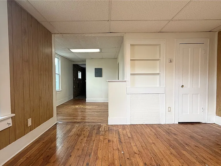 402 E 2nd St — Photo 3