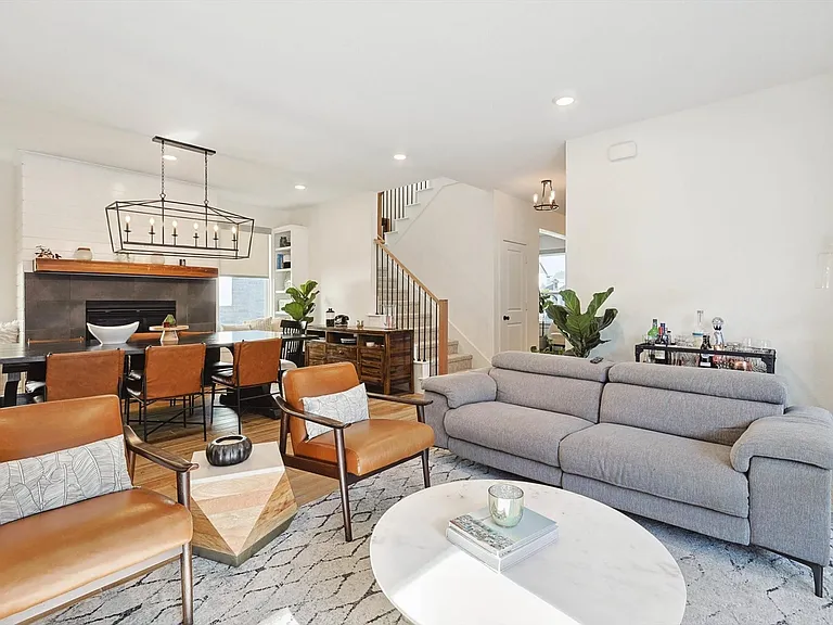 2420 Elm Pl — Photo 7