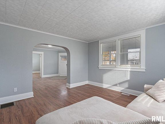 4th image of 1604 N Division St