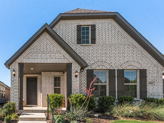2nd image of 609 Plaza Ln