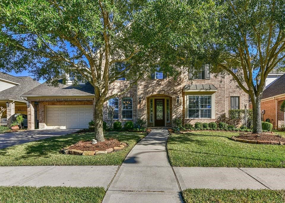 Wonderful & Gorgeous Home in Greatwood Subdivision Now Available!! Three Car Tandem Garage & Located on a Cul-De-Sac. Schools are Easily Accessible.