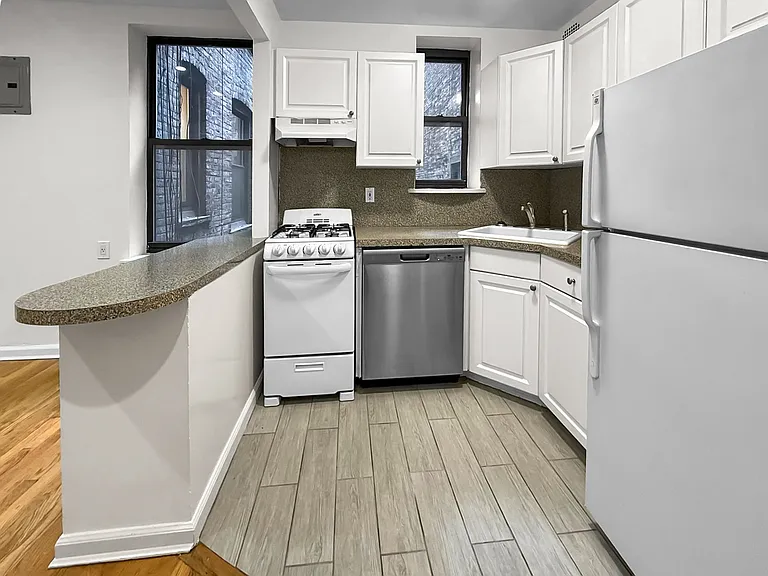 355 W 51st St #30 — Photo 4