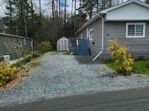 9 Heather St, Halifax, NS B4E 1C9