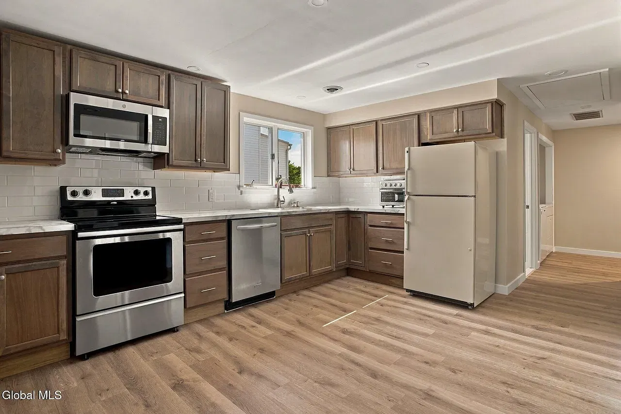 2 bed, 1100 sqft, $1,950 — Photo 2