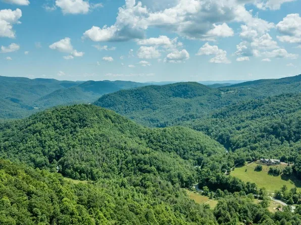 N Songbird Ct, Hendersonville, NC 28792