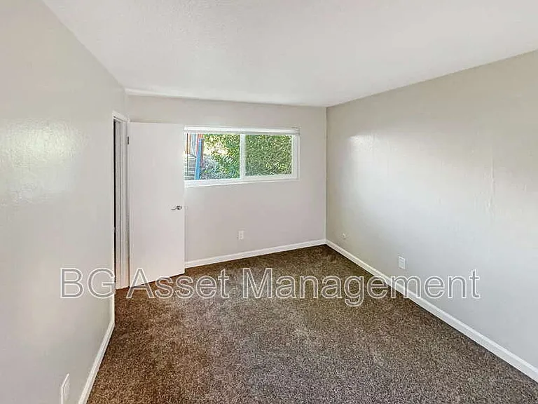 102 Avian Dr — Photo 12