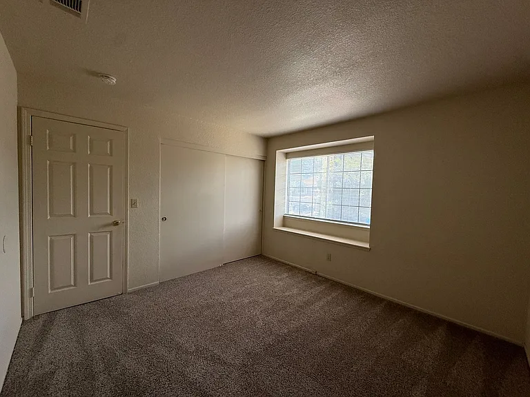 696 Harvard Ct — Photo 22
