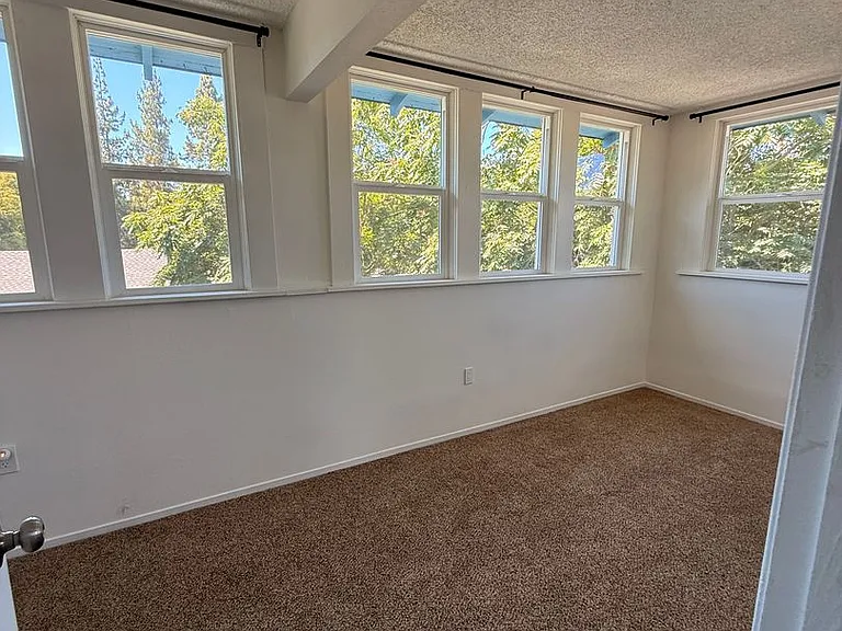 215 Semple St — Photo 26
