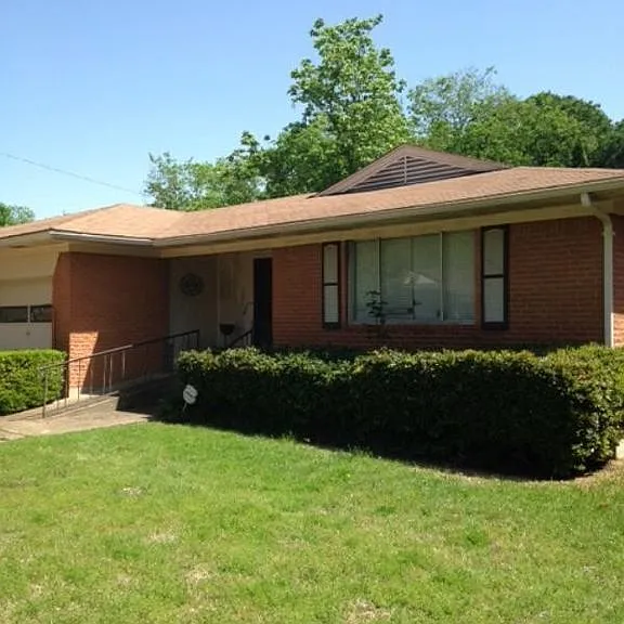 2346 Hillsboro Ave — Photo 2