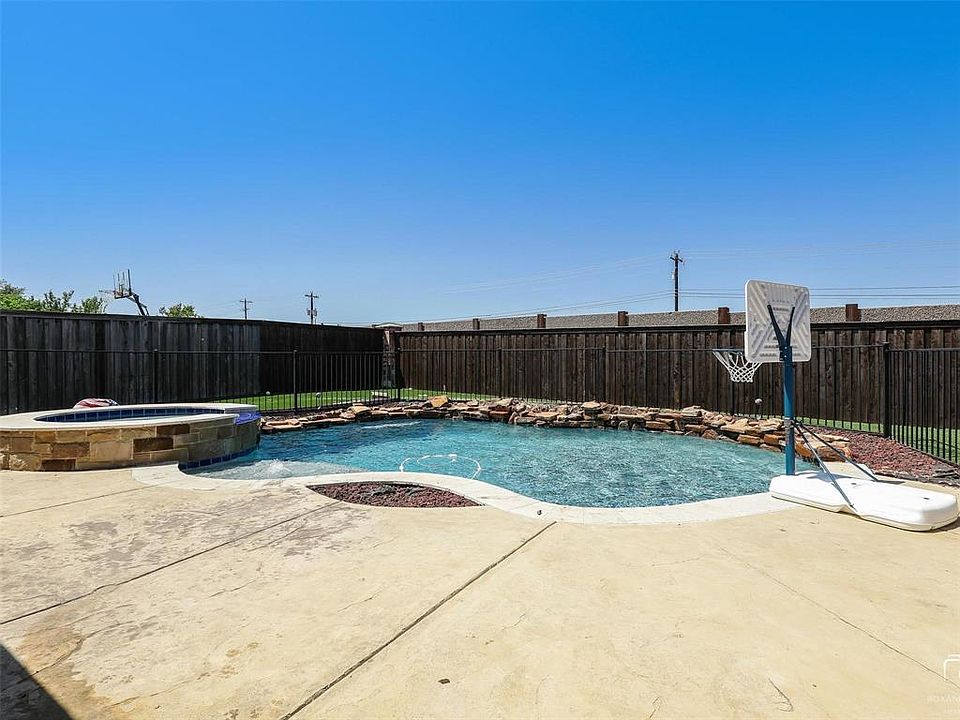 1st image of 2909 Greenwood Cir