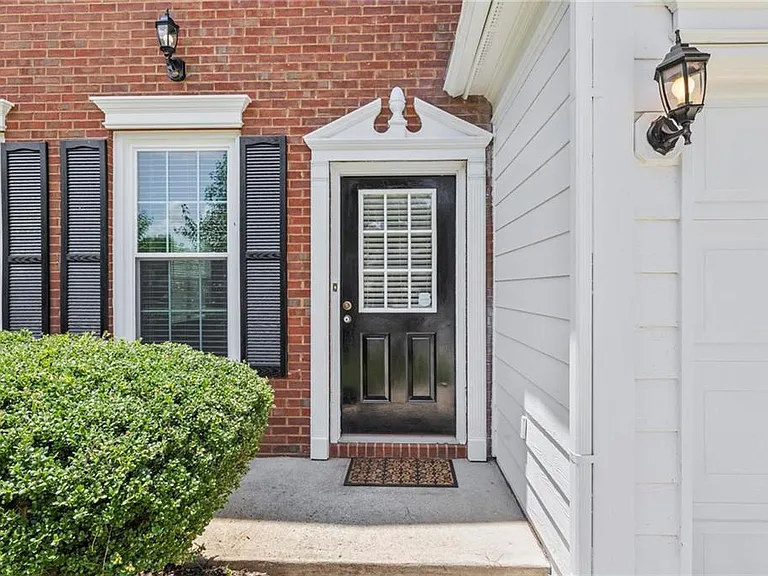 490 Chippenham Ct — Photo 3